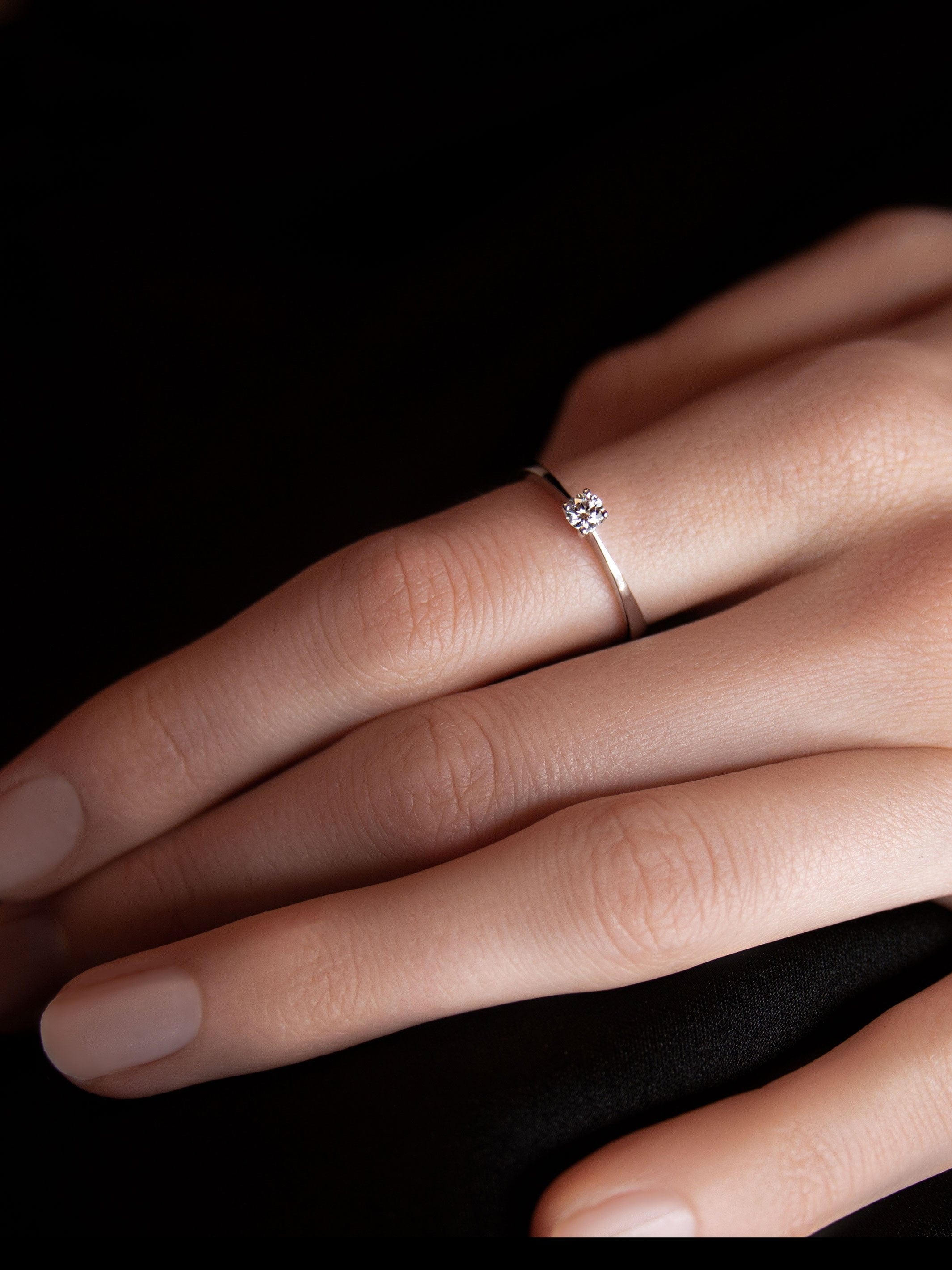 Diamond solitaire in white gold - . Görsel