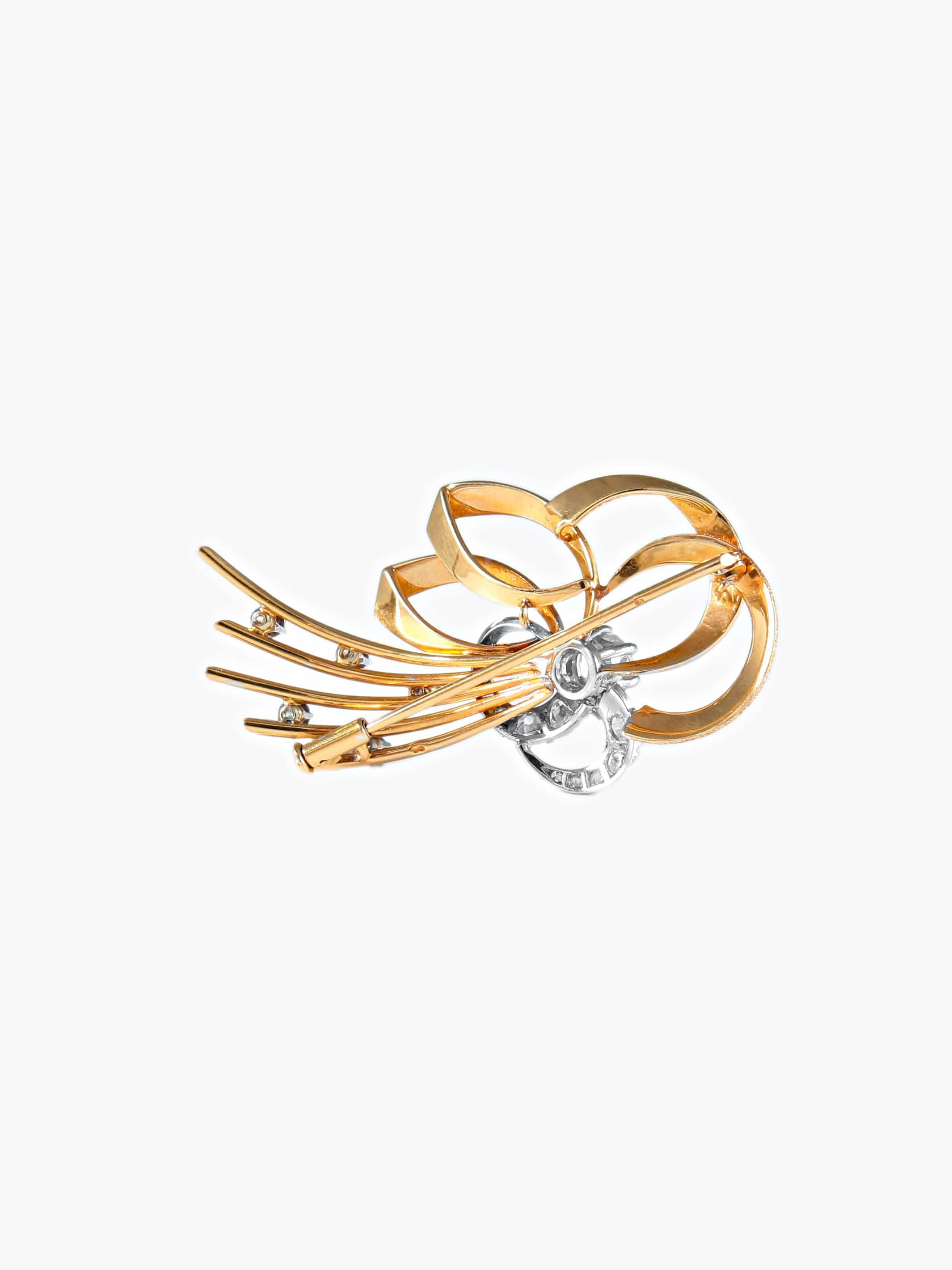 Knot brooch in gold and diamonds - . Görsel
