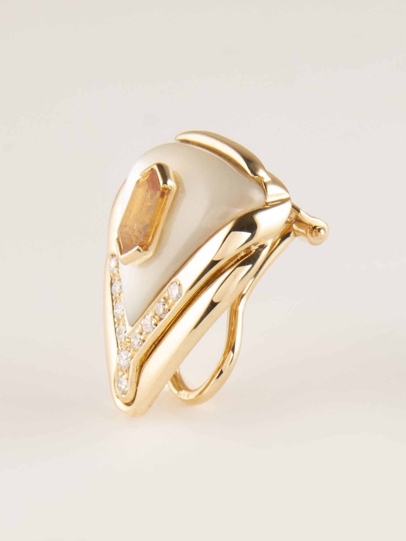 Clip-on Earrings, Yellow Gold, Diamonds, Mother-of-pearl and Citrine - . Görsel