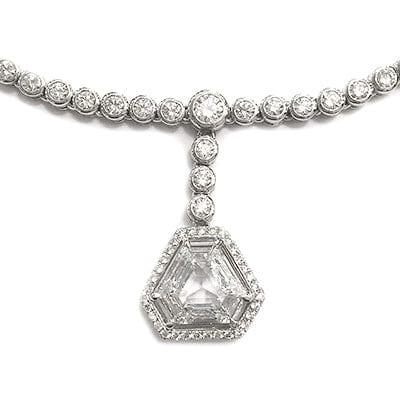 River necklace in white set with diamonds supporting a triangular diamond. - . Görsel