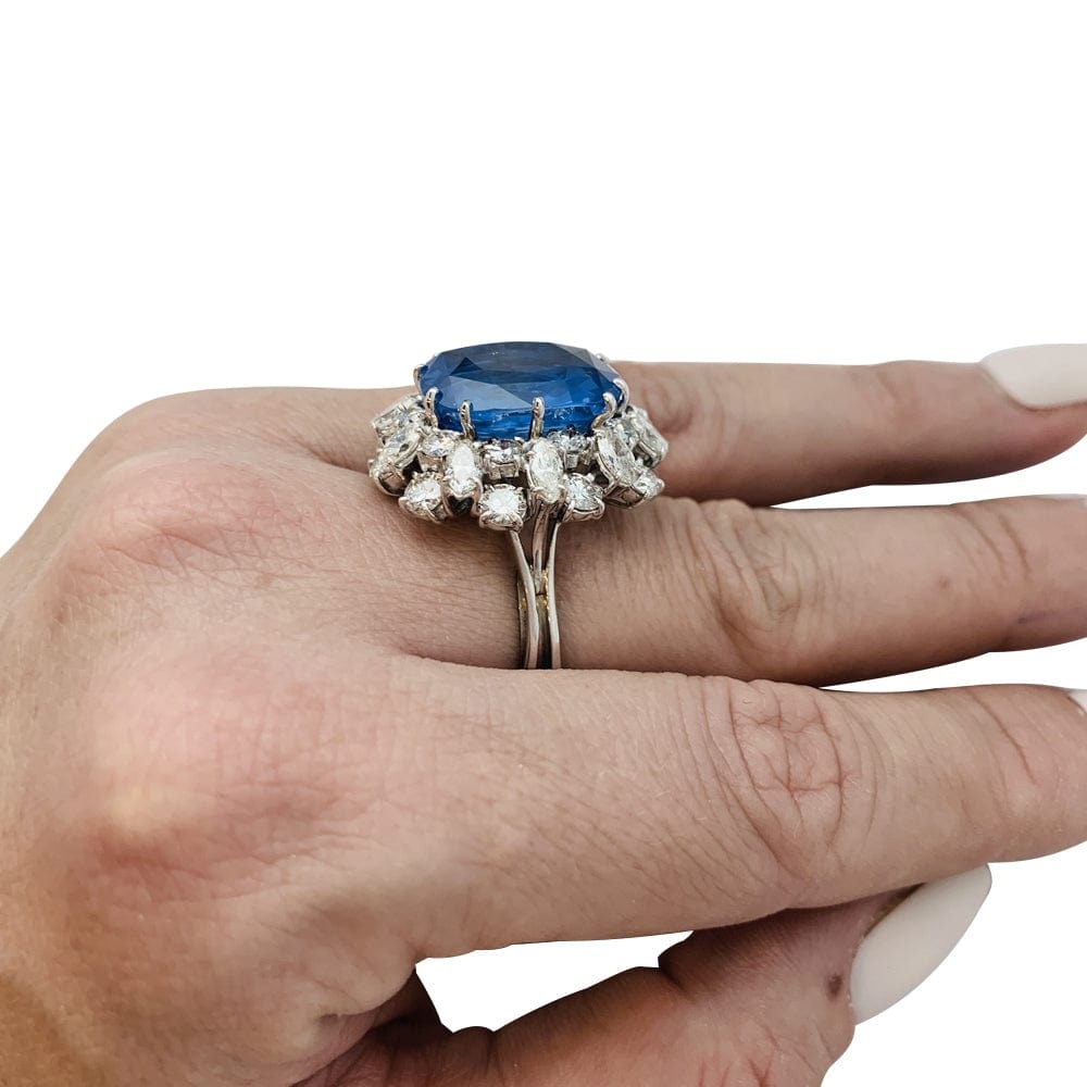 White gold ring, platinum, sapphire and diamonds. - . Görsel