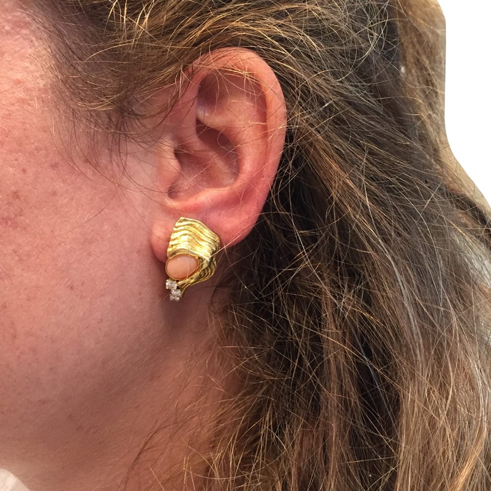 Yellow gold, coral and diamond clip-on earrings. - . Görsel
