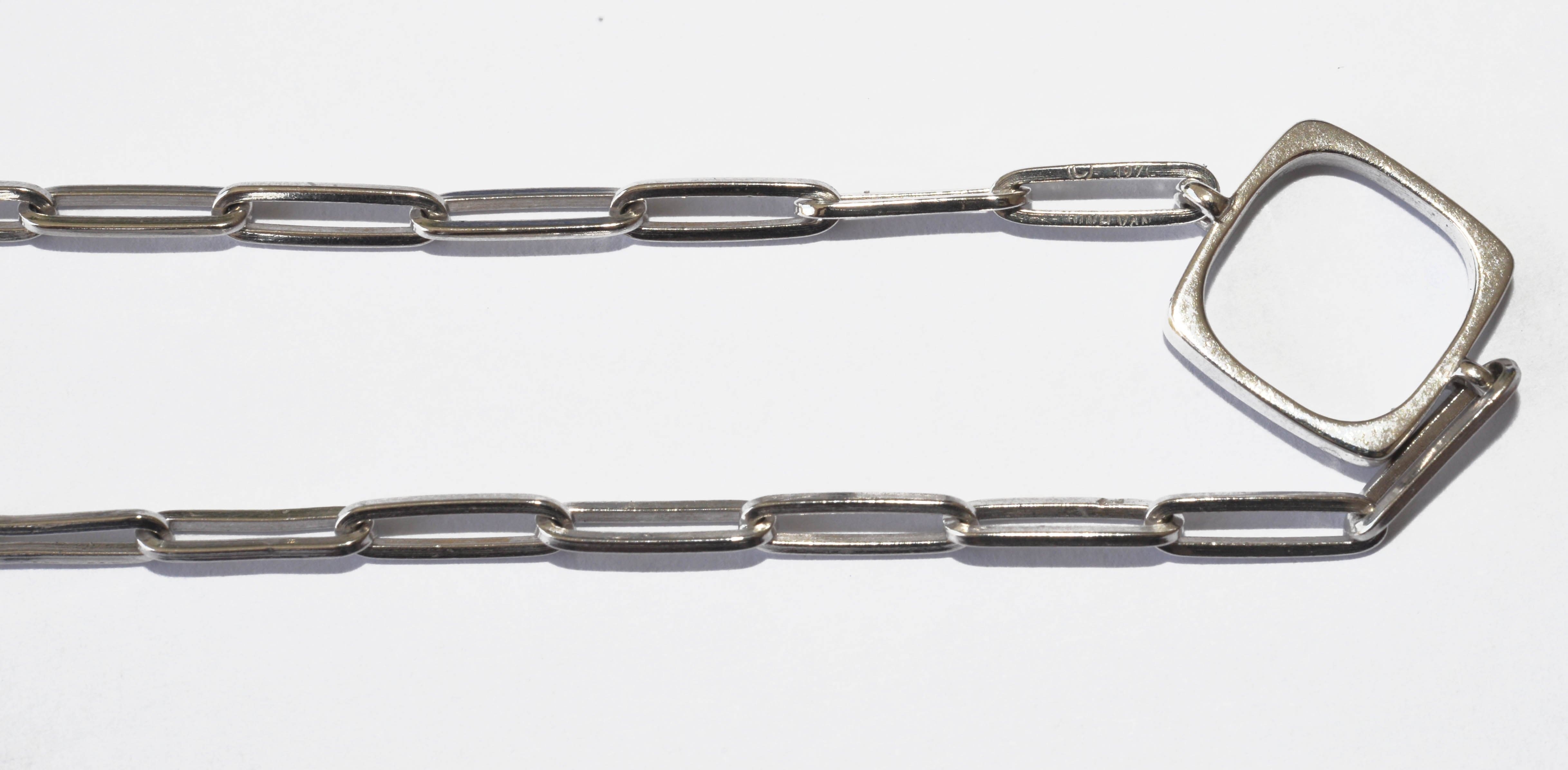 Long necklace branded of the House Dinh Van print collection - . Görsel