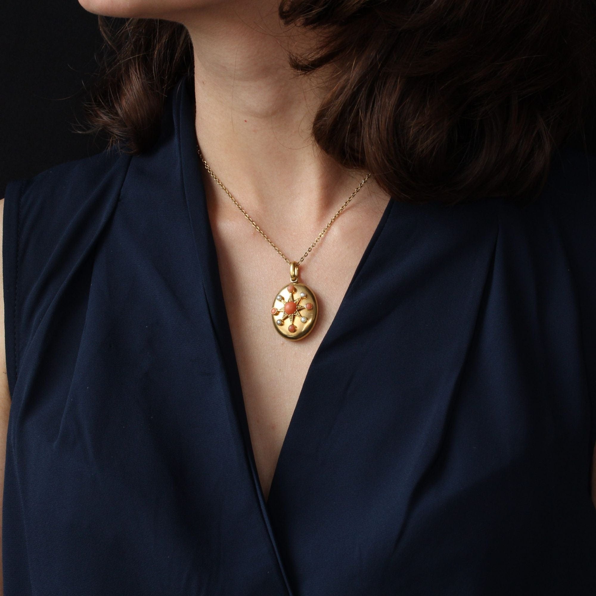 Gold opening medallion with fine pearls and coral - . Görsel