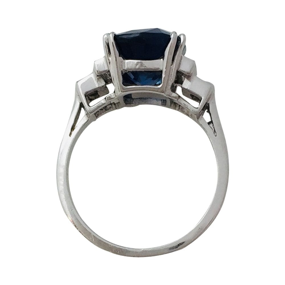 Sapphire ring, 6.77 carats in white gold, diamonds. - . Görsel