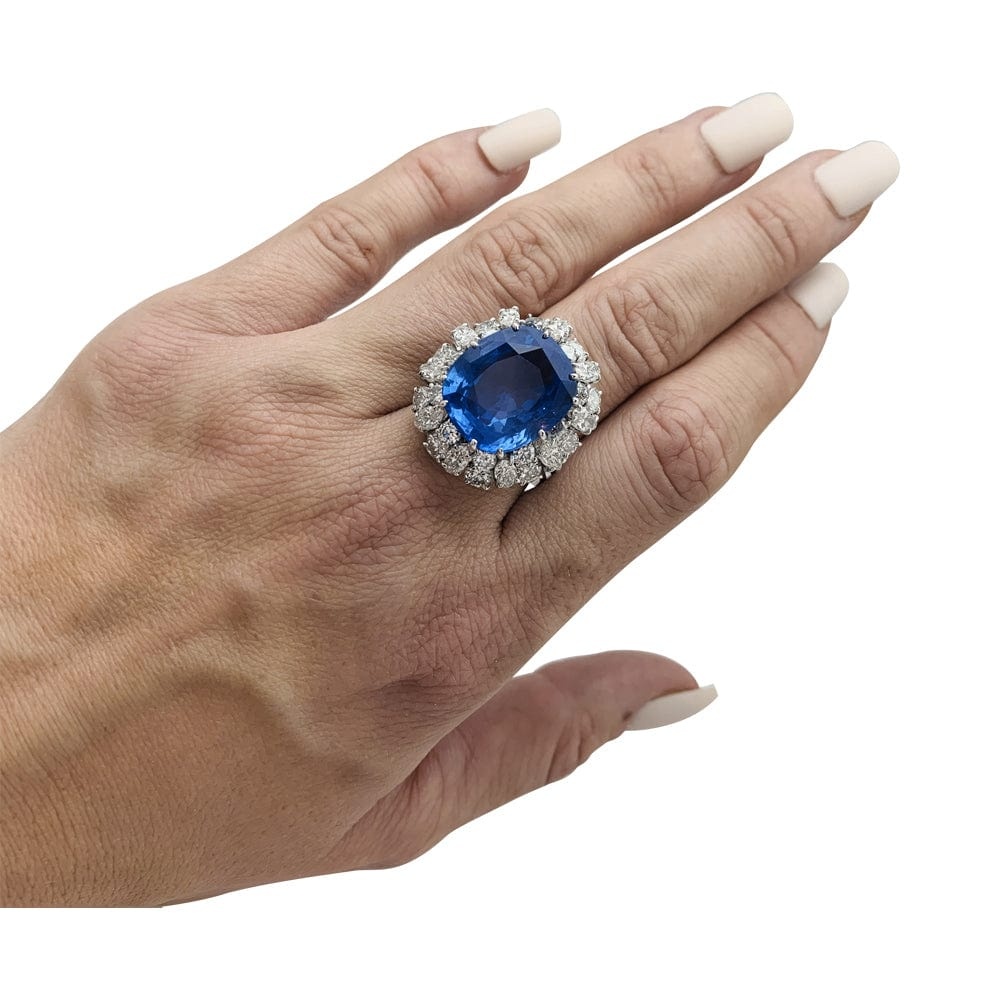 White gold ring, platinum, sapphire and diamonds. - . Görsel
