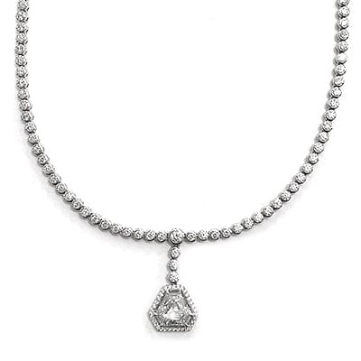 River necklace in white set with diamonds supporting a triangular diamond. - . Görsel