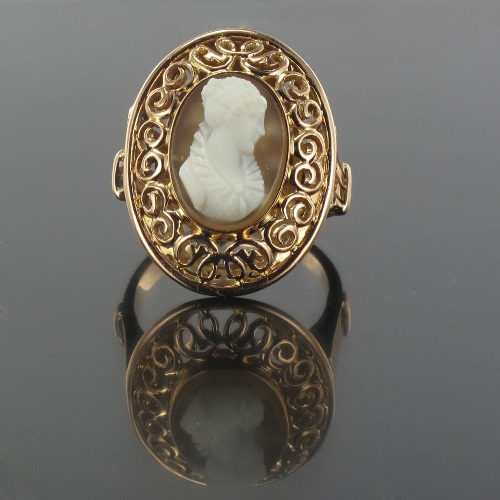Old ring in rose gold and cameo - . Görsel