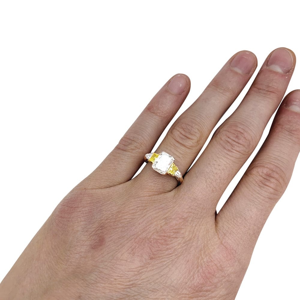 Ring platinum and yellow gold rectangular brilliant diamond, 2 carats. - . Görsel