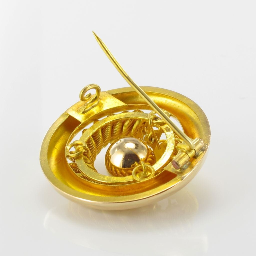 Old round gold brooch - . Görsel