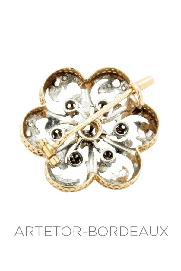 Old flower brooch - . Görsel
