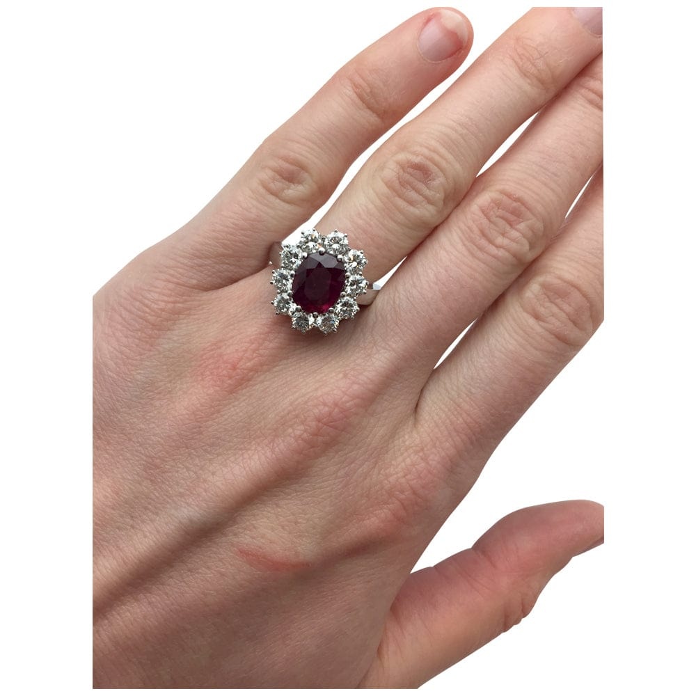 White gold ring, oval ruby surrounded by diamonds. - . Görsel