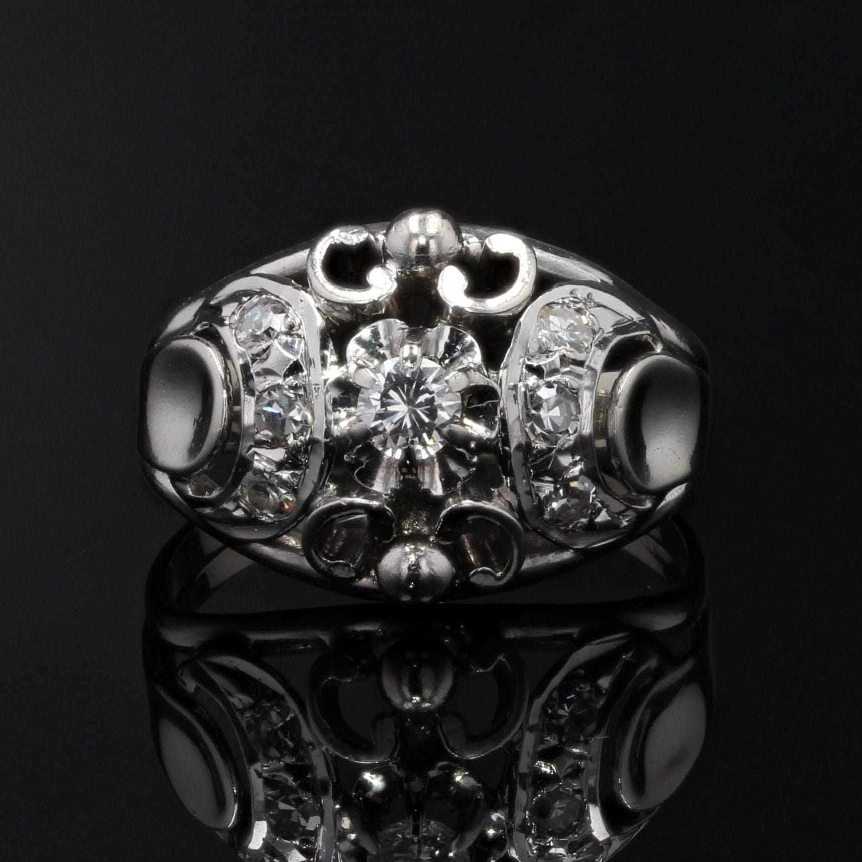 Domed white gold diamond ring - . Görsel