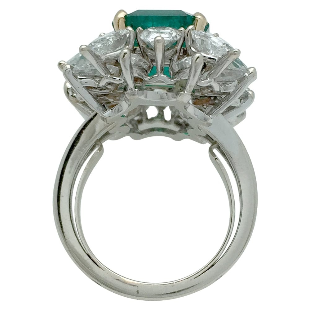 White and yellow gold emerald and diamond ring. - . Görsel