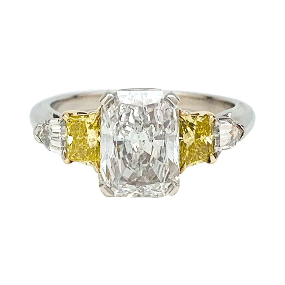 Ring platinum and yellow gold rectangular brilliant diamond, 2 carats. - . Görsel