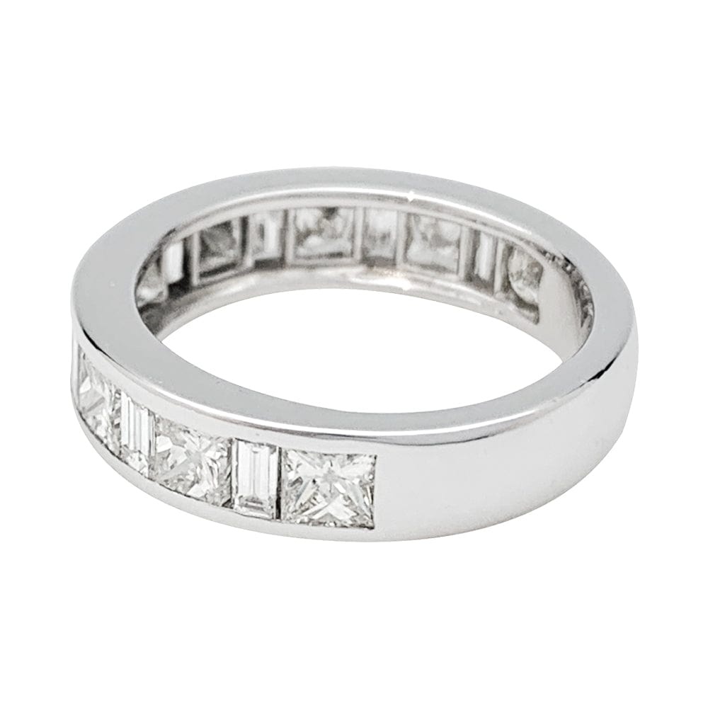 Half-turn diamond wedding ring in white gold. - . Görsel