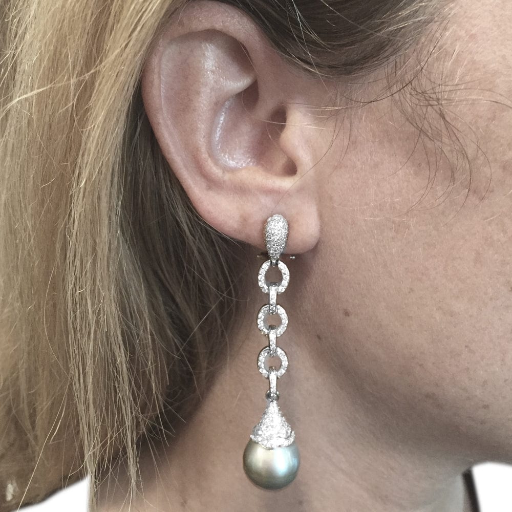 Dangling earrings in white gold, diamonds and pearls. - . Görsel