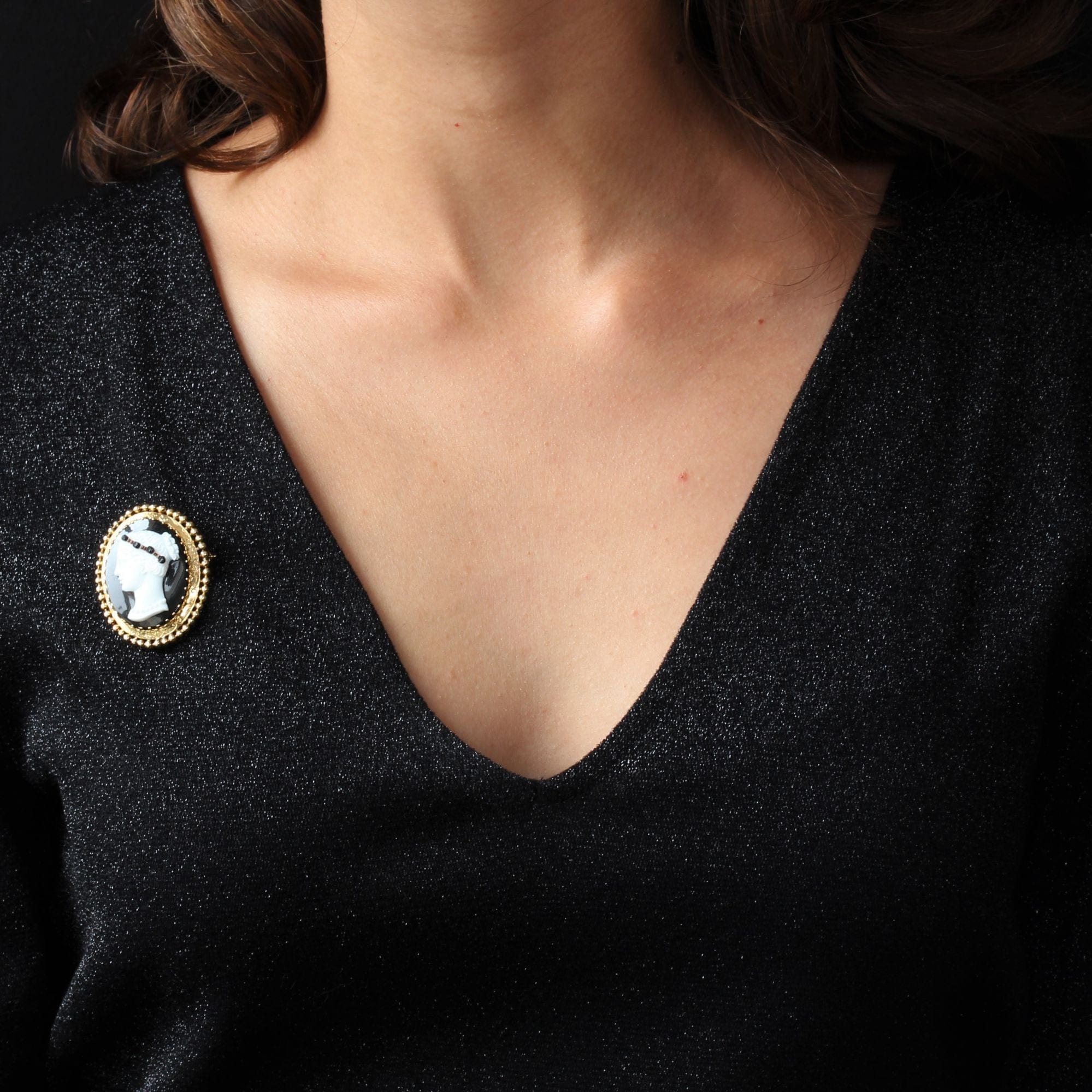 cameo old on two-layer agate mounted on a brooch - . Görsel