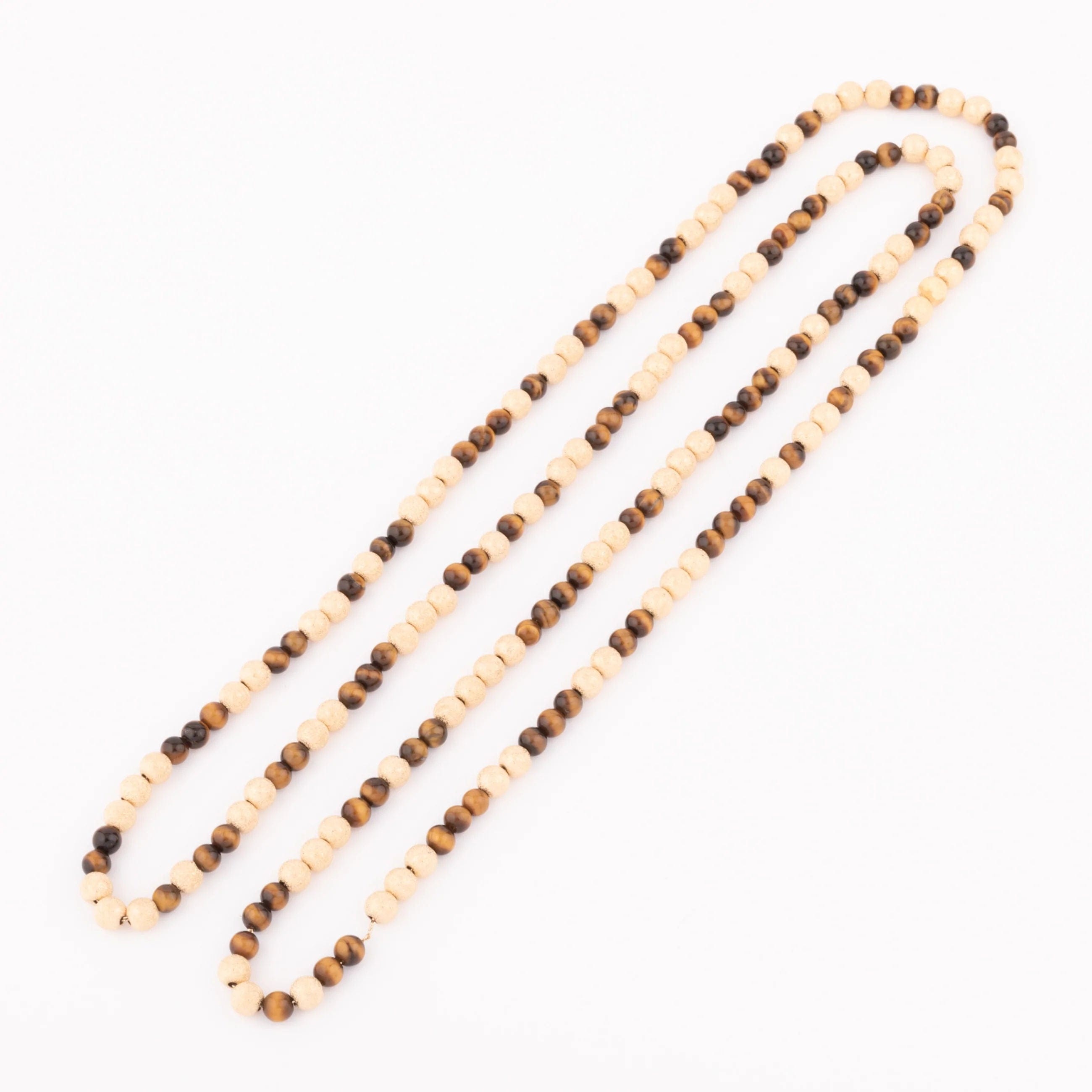 Long necklace in sandblasted yellow gold and tiger's eye pearl - . Görsel