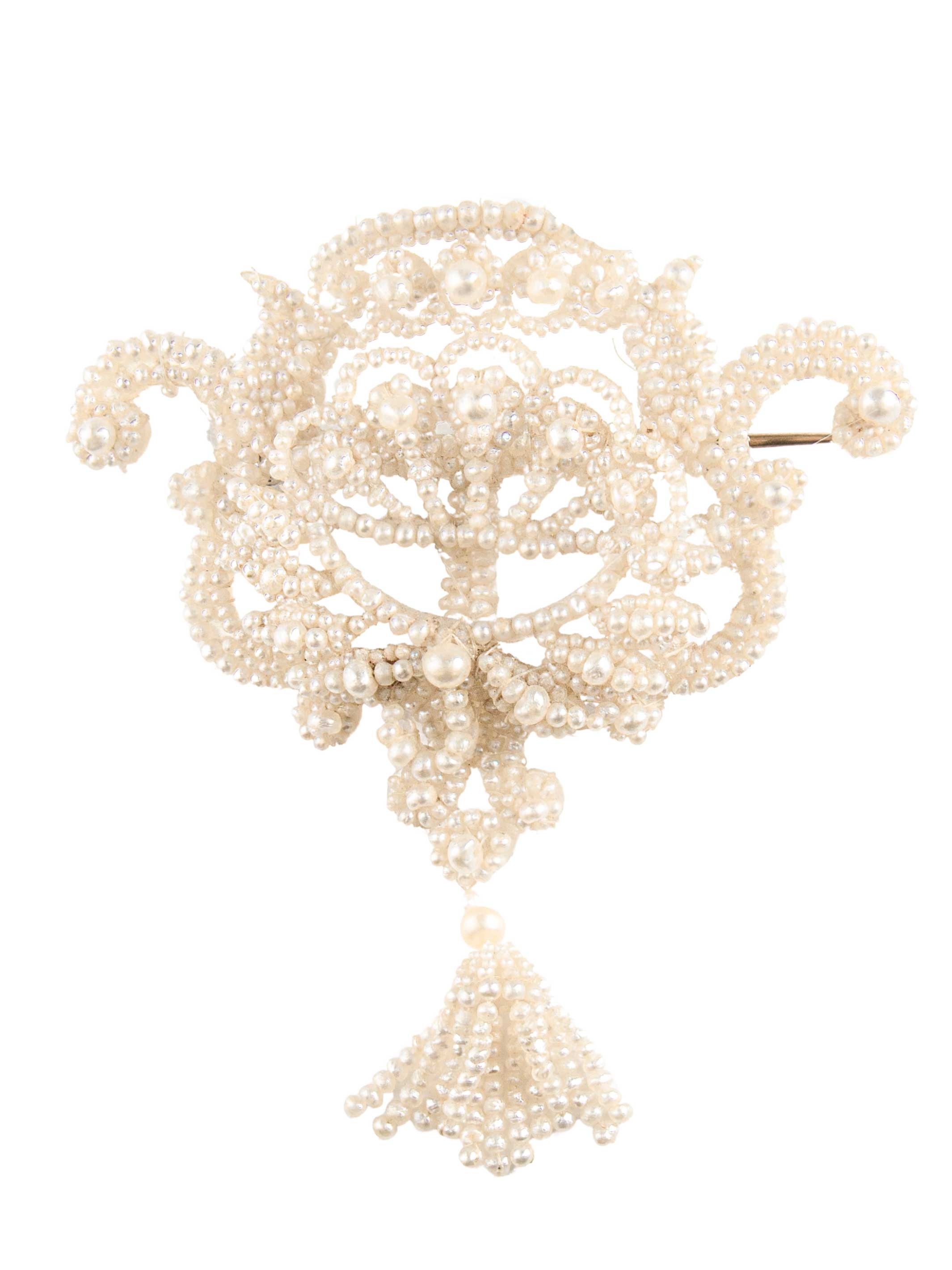Bow-shaped brooch in fine pearls on mother-of-pearl - . Görsel