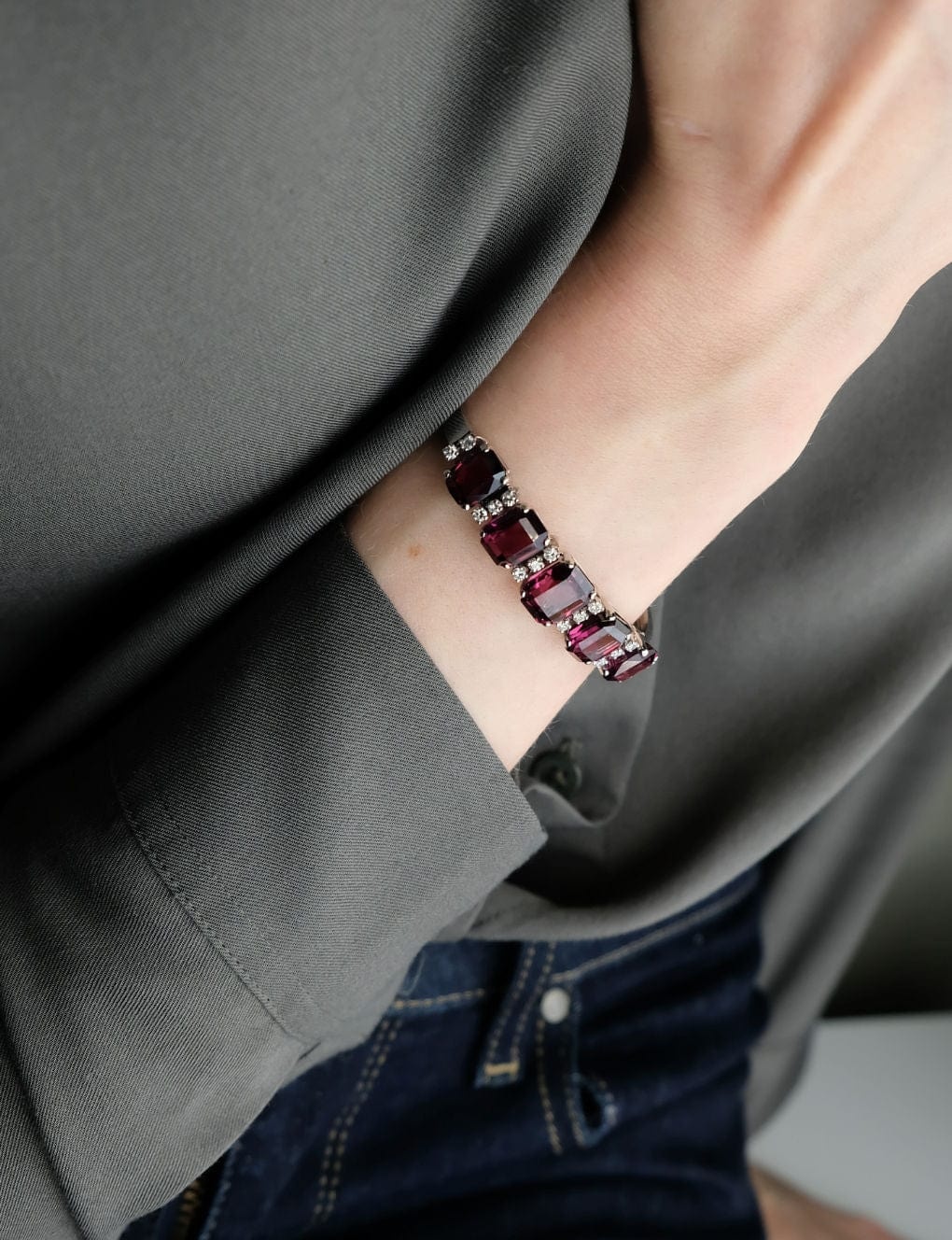 Bangle Bracelet in White Gold, Amethysts and Diamonds - . Görsel