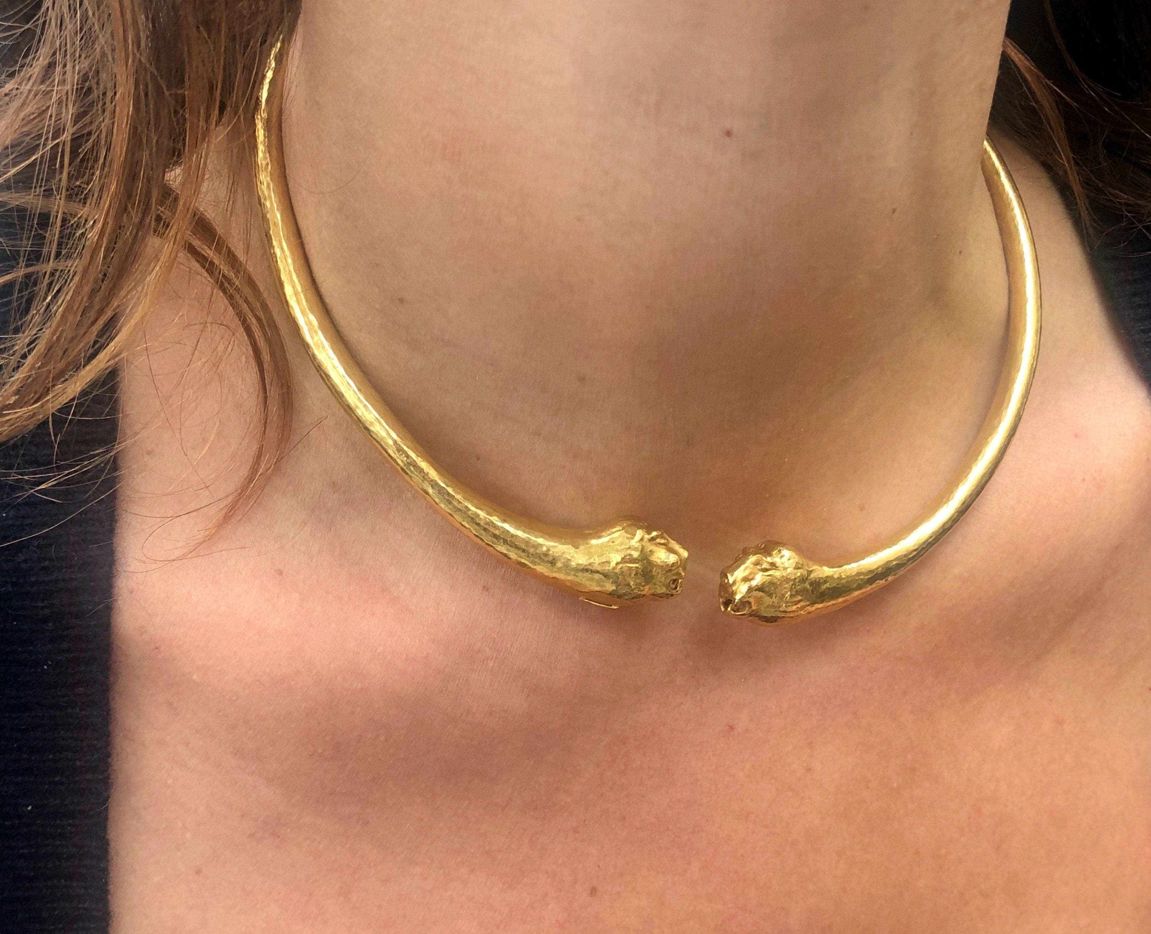 House torque necklace Zolotas in hammered yellow gold - . Görsel