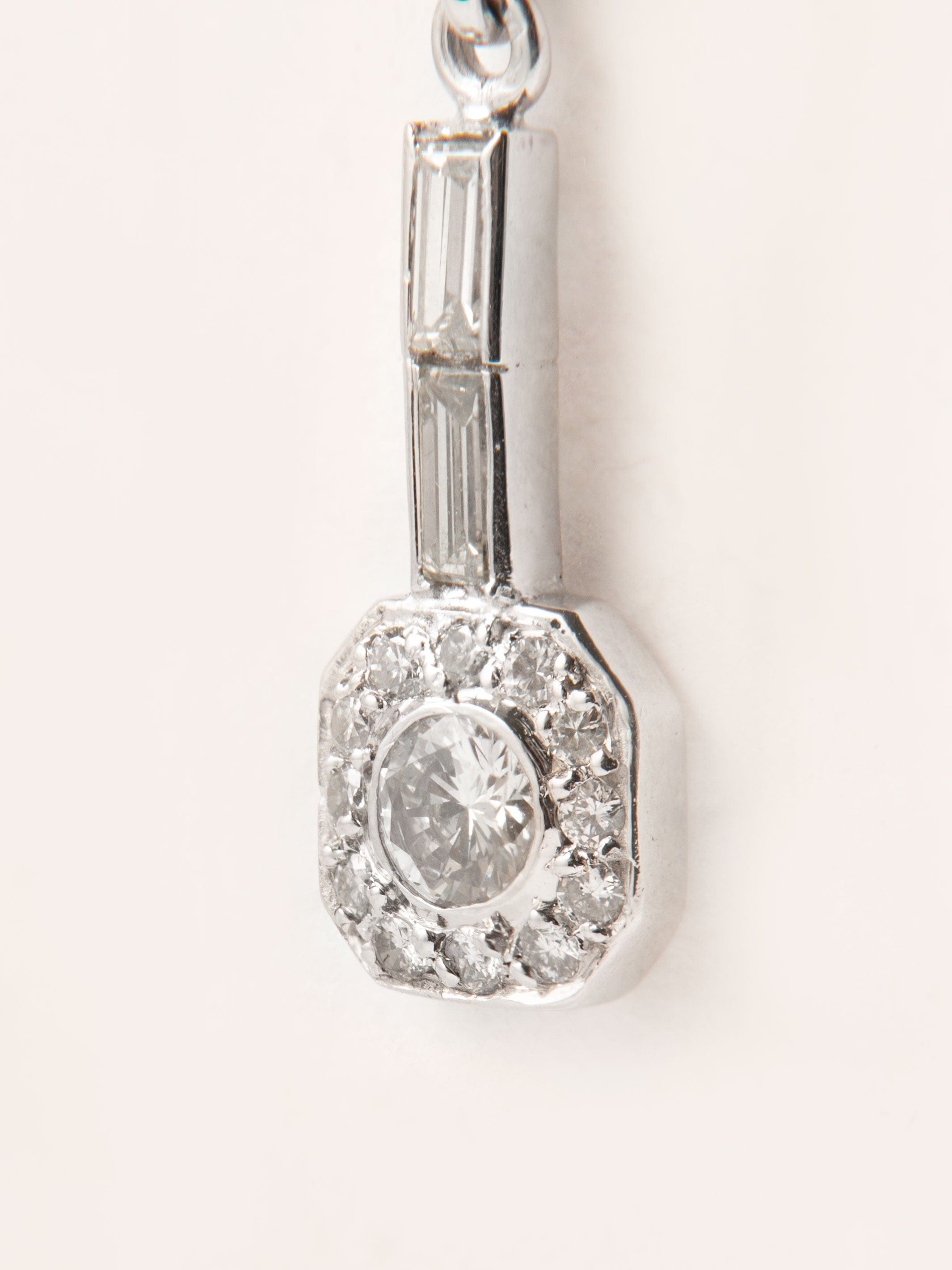 White gold and diamond earrings - . Görsel