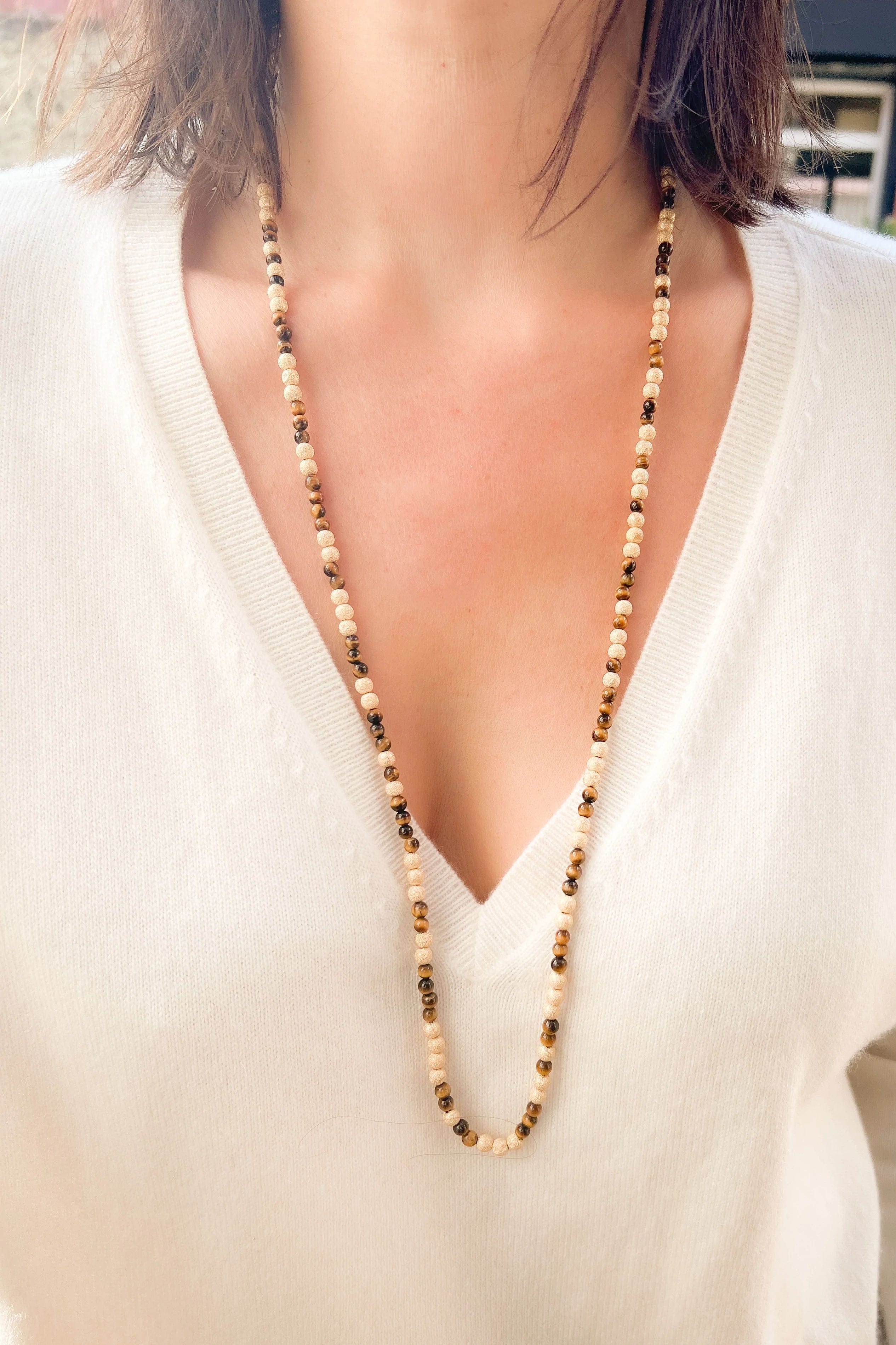 Long necklace in sandblasted yellow gold and tiger's eye pearl - . Görsel