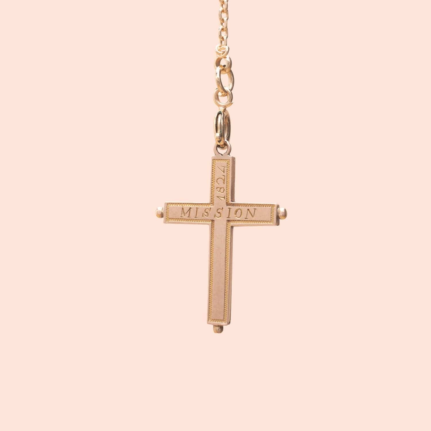Cross forming a reliquary in 18K (750°/00) pink gold engraved on the top with the words “MISSION 1824” - . Görsel
