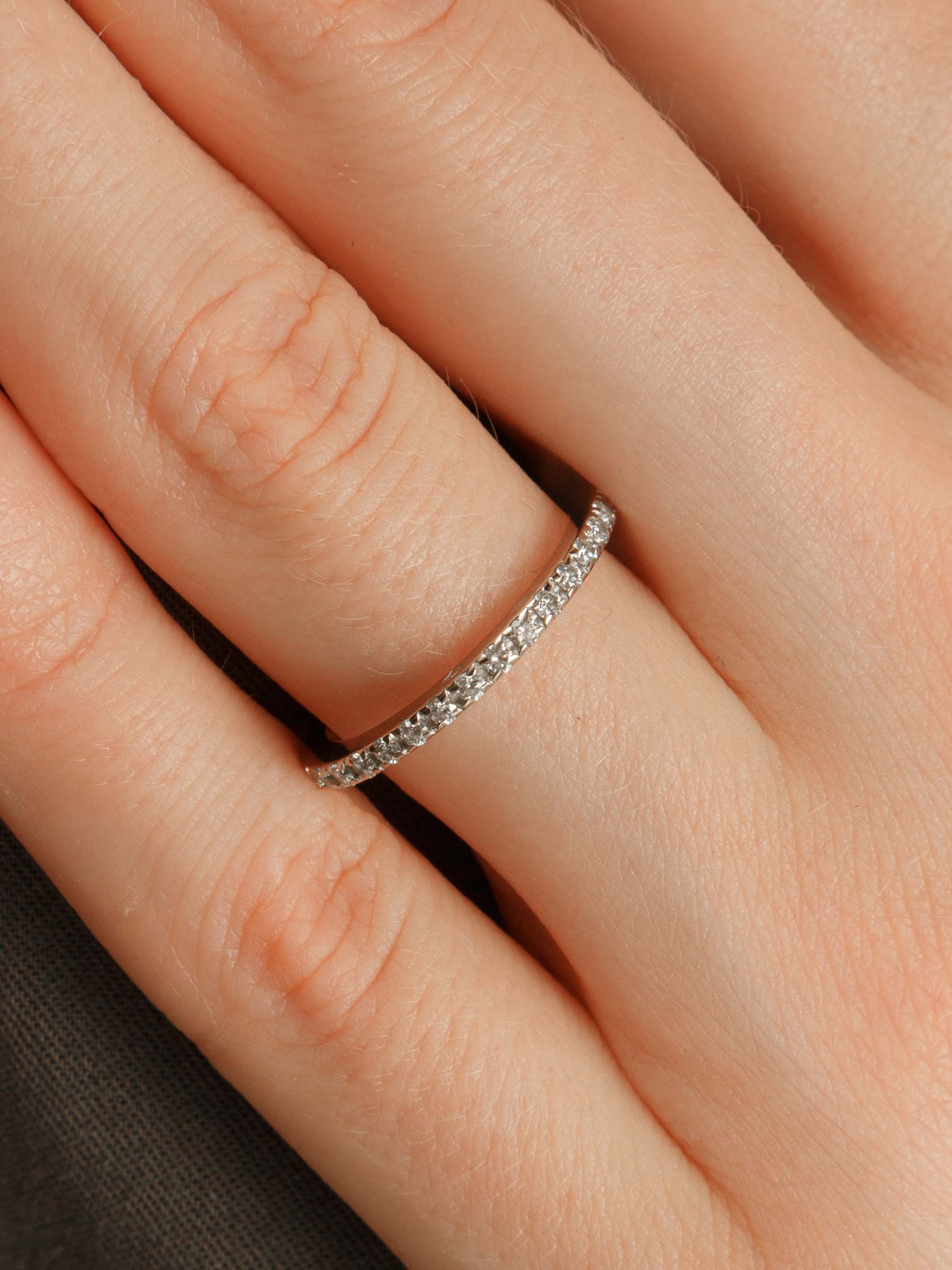 White gold and diamond wedding ring - . Görsel