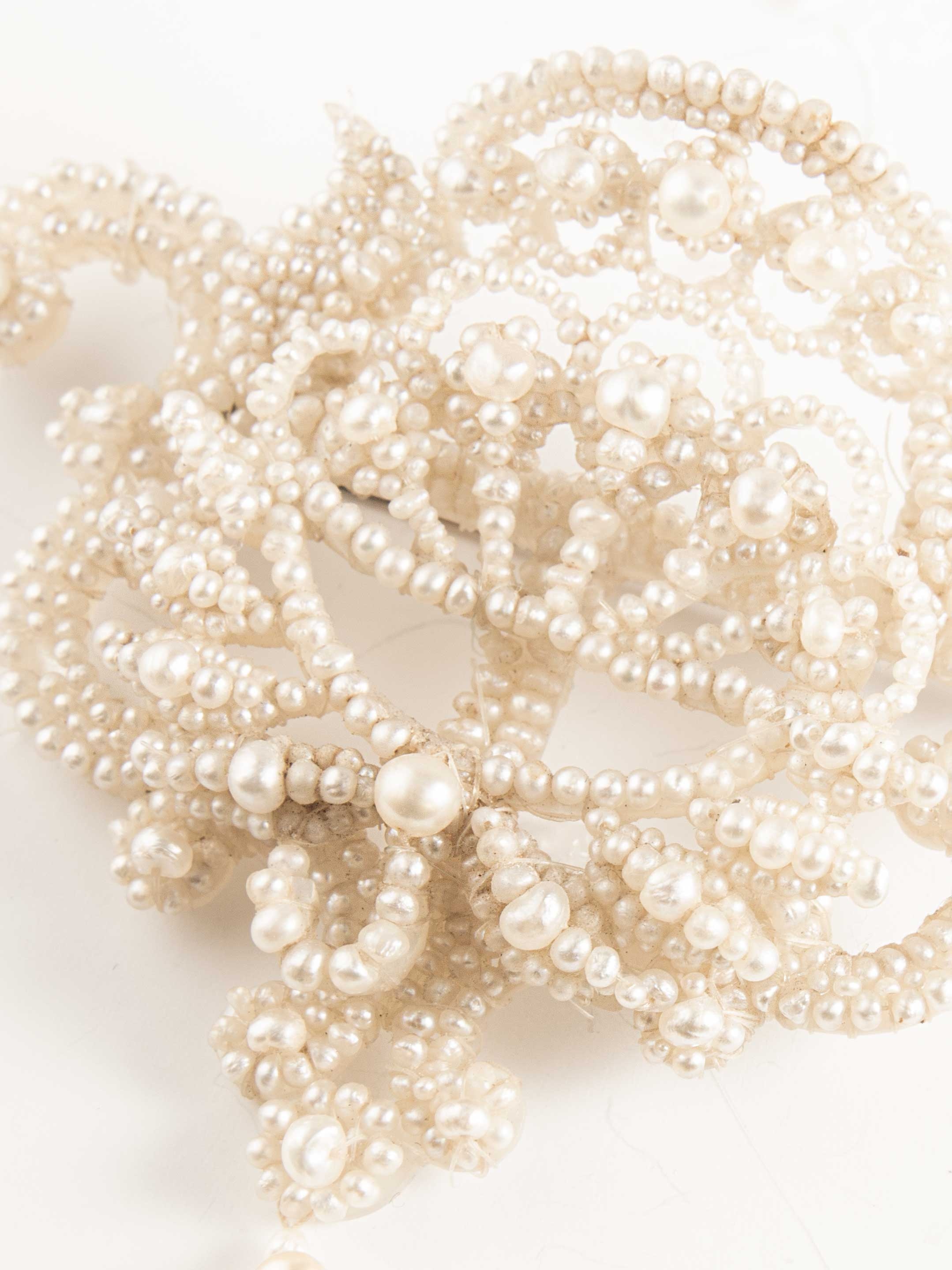 Bow-shaped brooch in fine pearls on mother-of-pearl - . Görsel