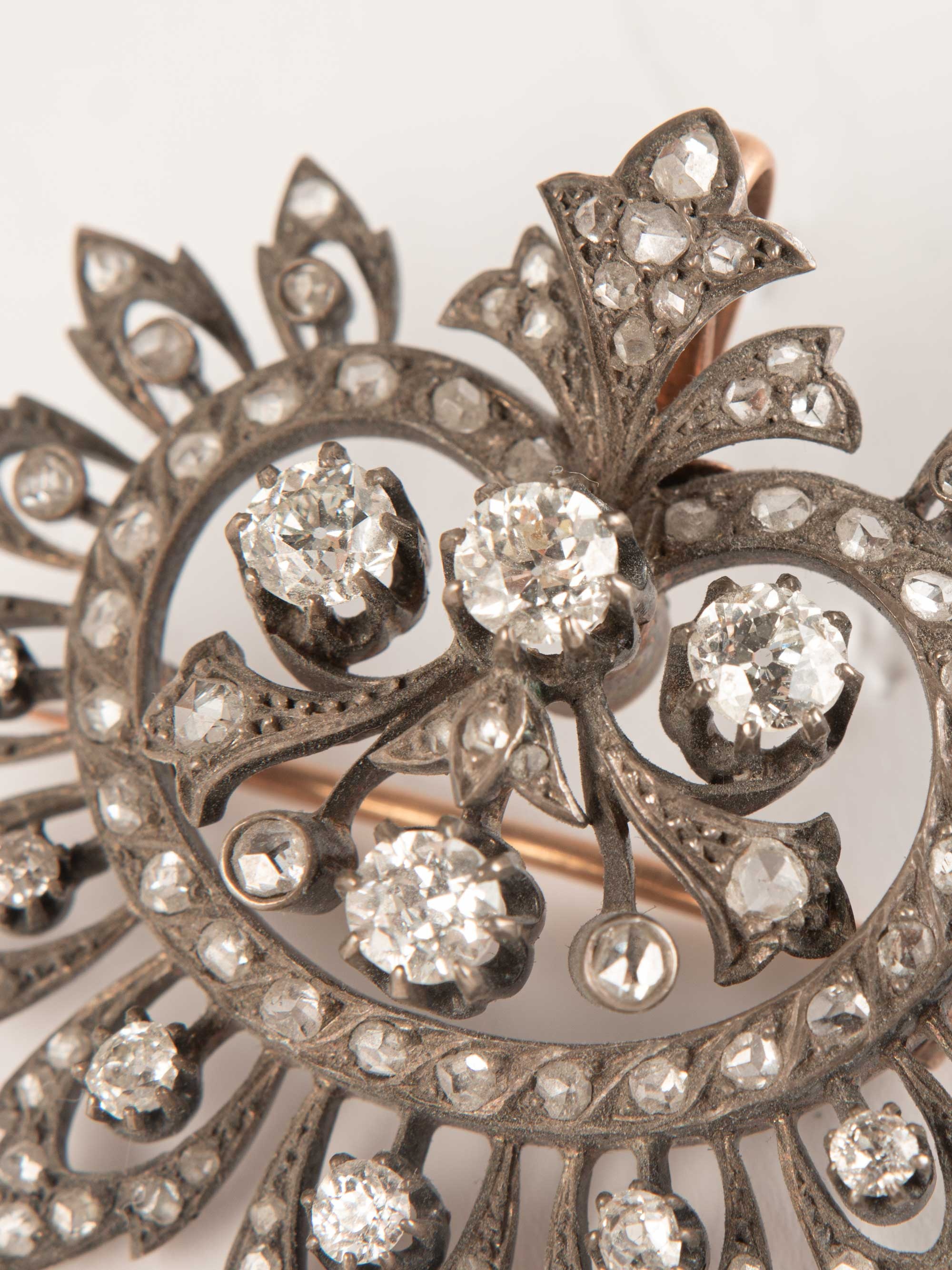 Yellow gold pendant brooch, silver and diamonds - . Görsel