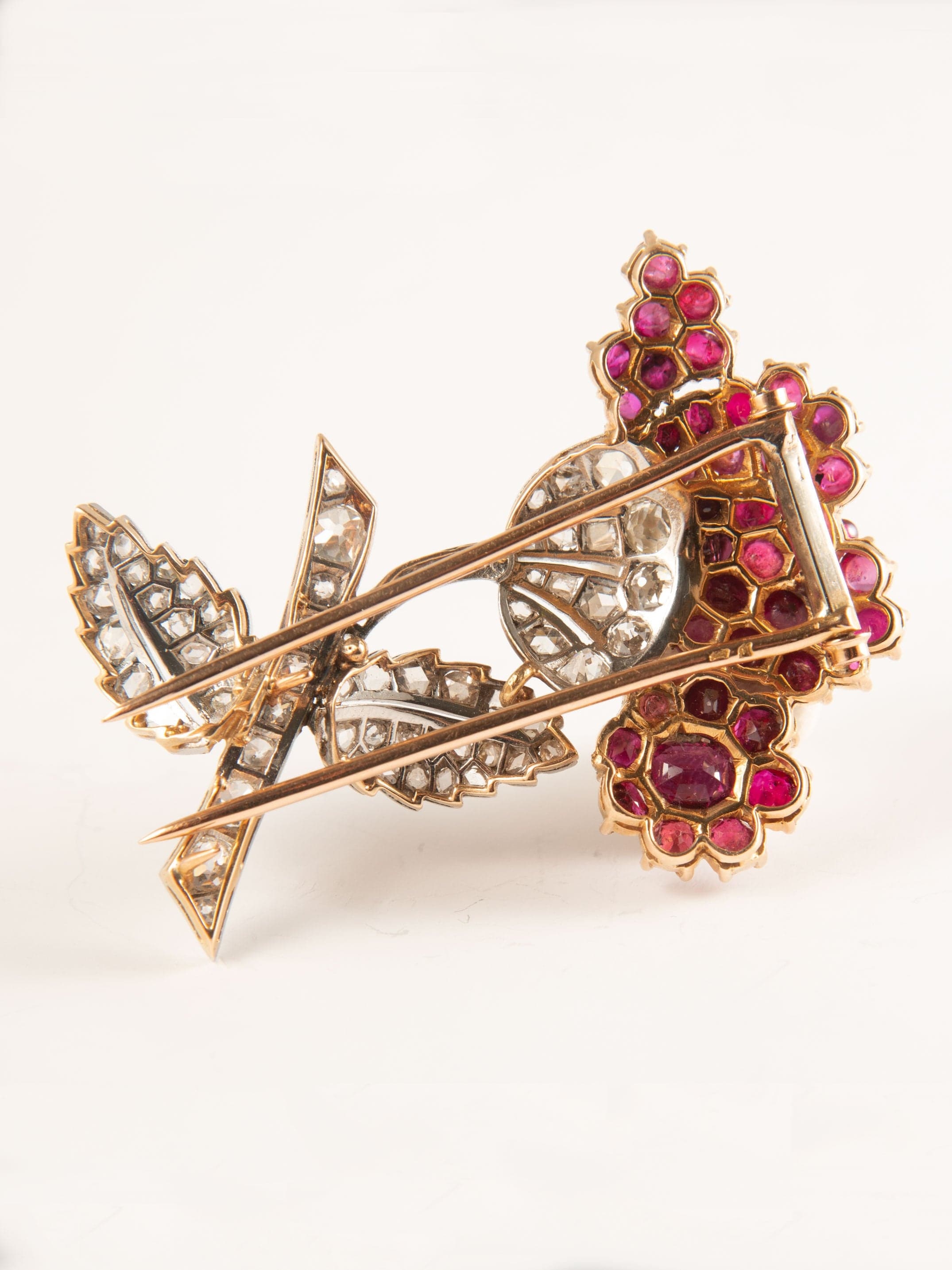 Flower brooch in two golds, ruby and diamond paving - . Görsel