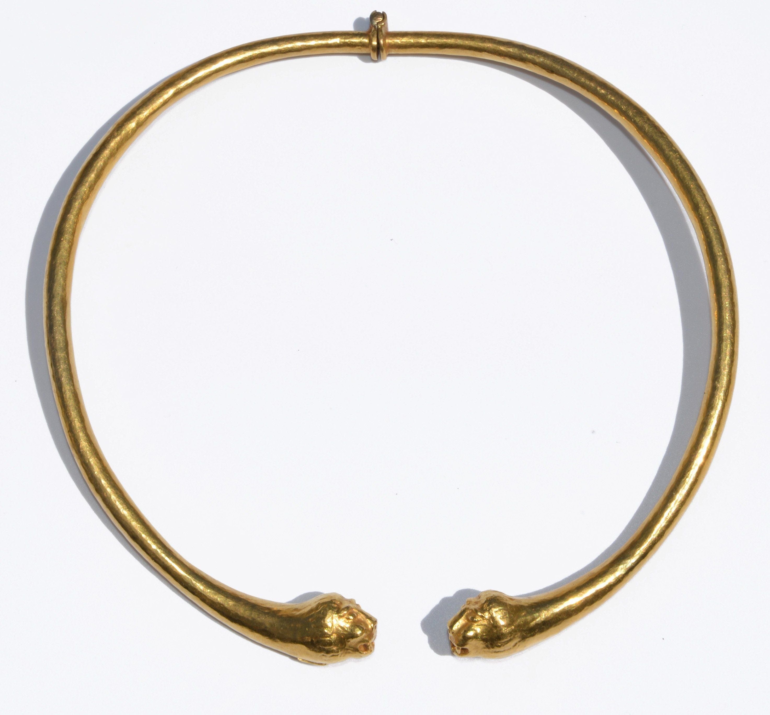 House torque necklace Zolotas in hammered yellow gold - . Görsel