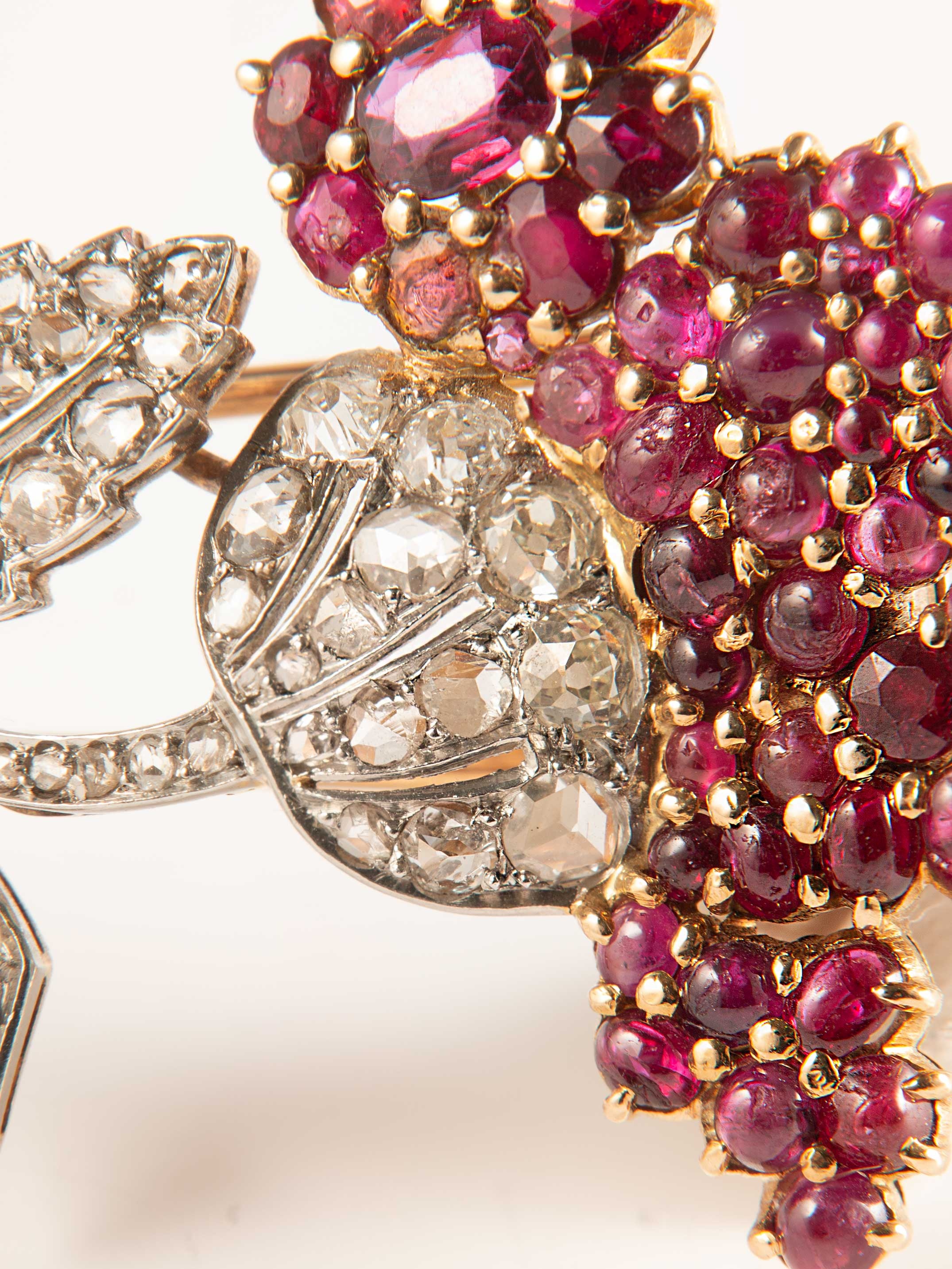 Flower brooch in two golds, ruby and diamond paving - . Görsel