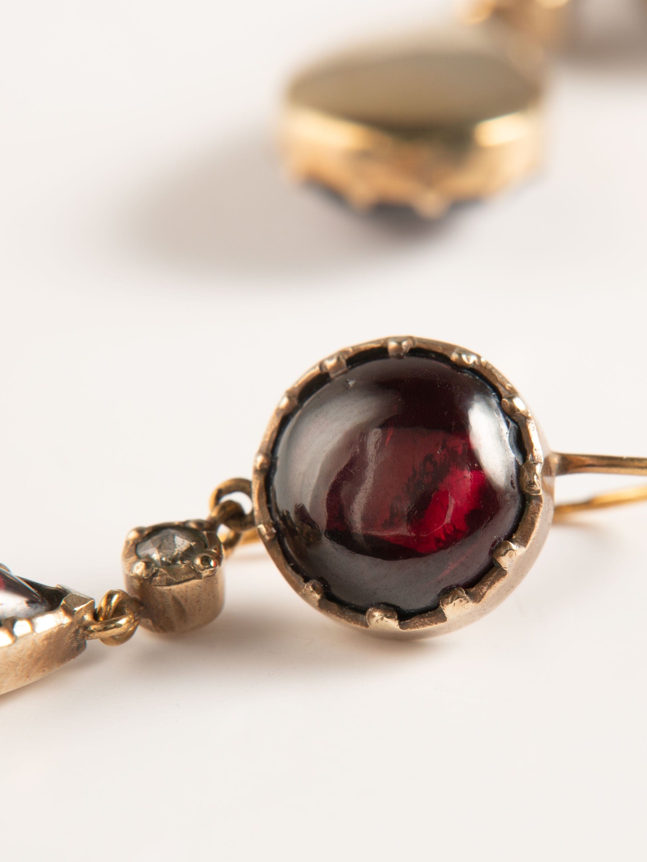 Gold, garnet and diamond drop earrings - . Görsel