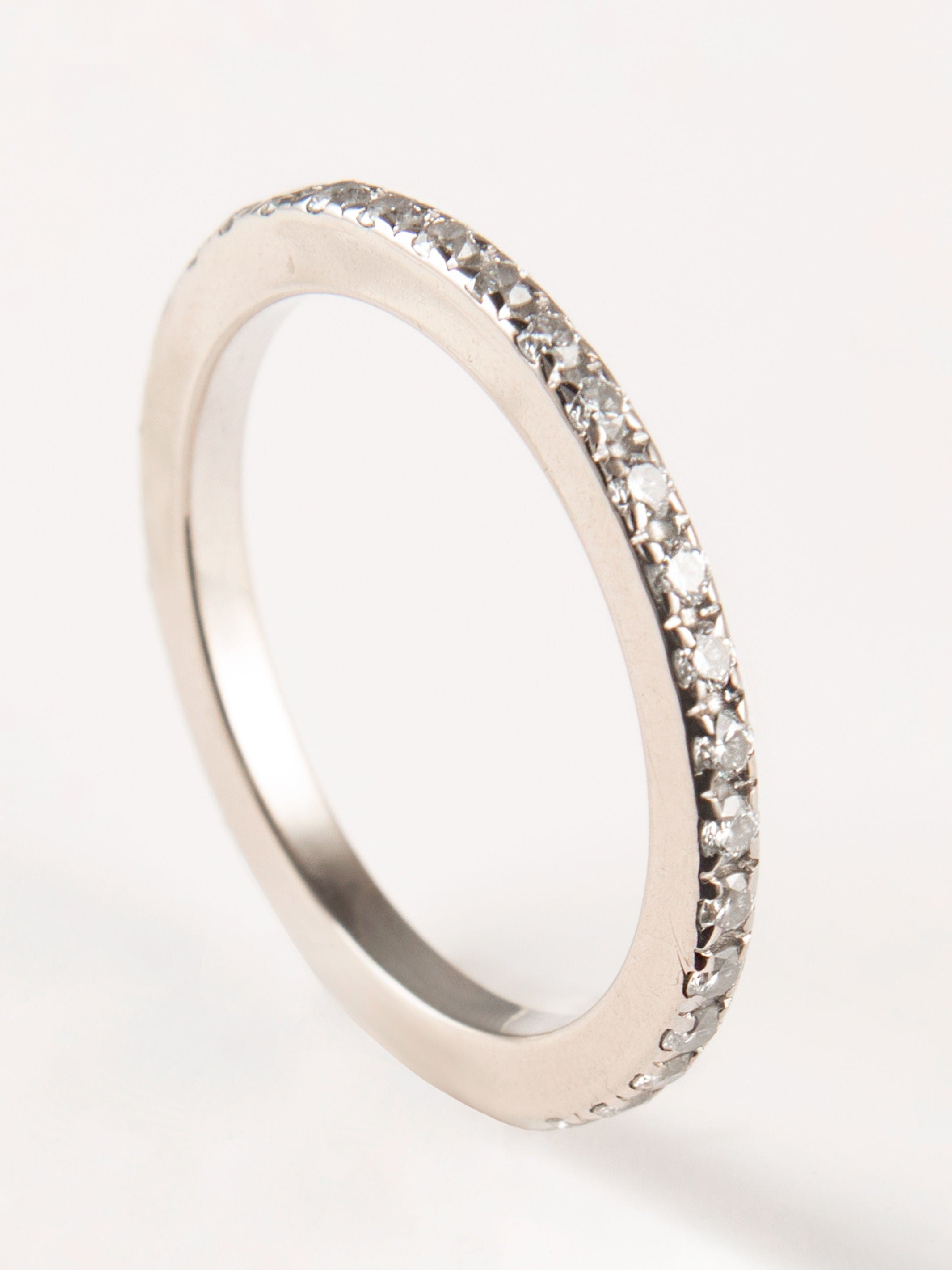 White gold and diamond wedding ring - . Görsel