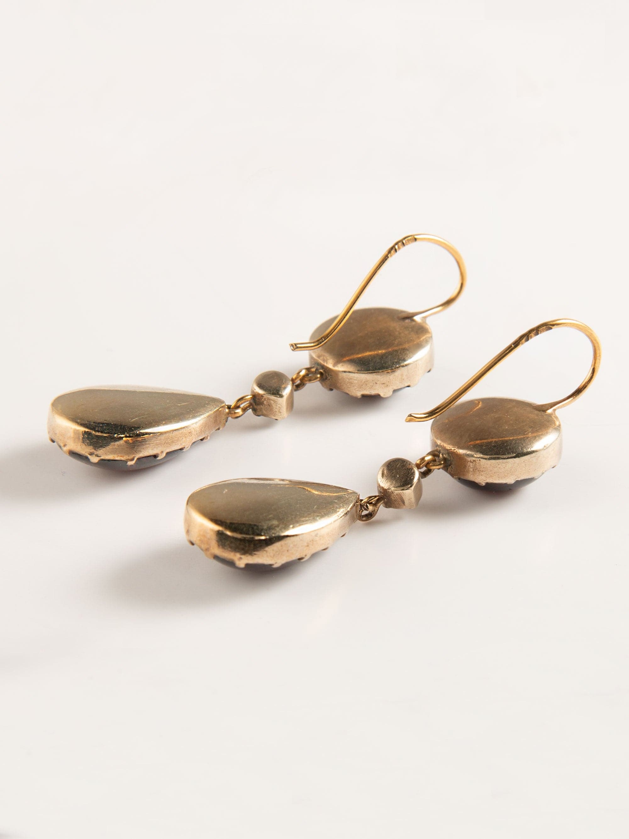 Gold, garnet and diamond drop earrings - . Görsel