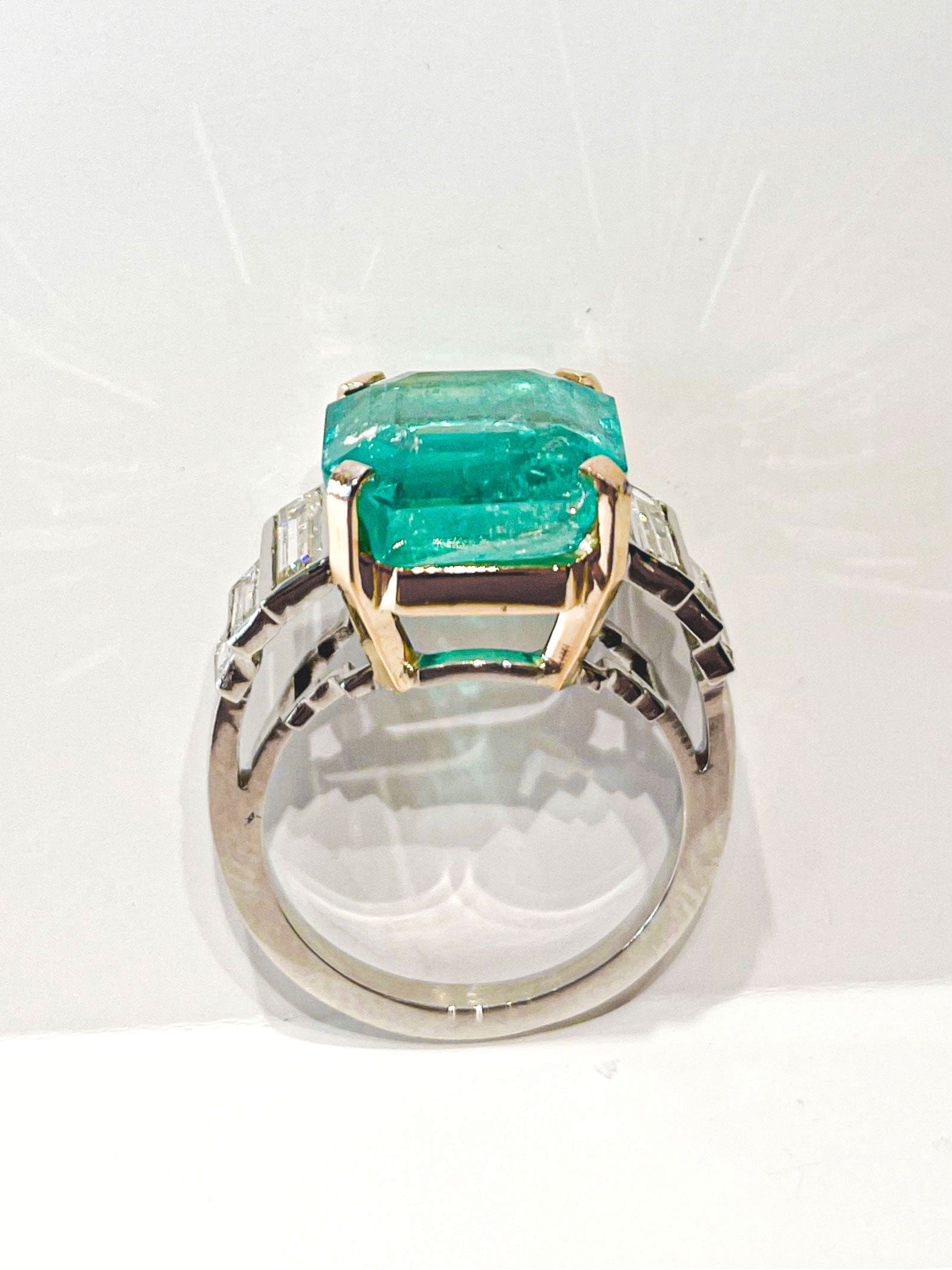Two Gold, Emerald and Diamond Ring - . Görsel