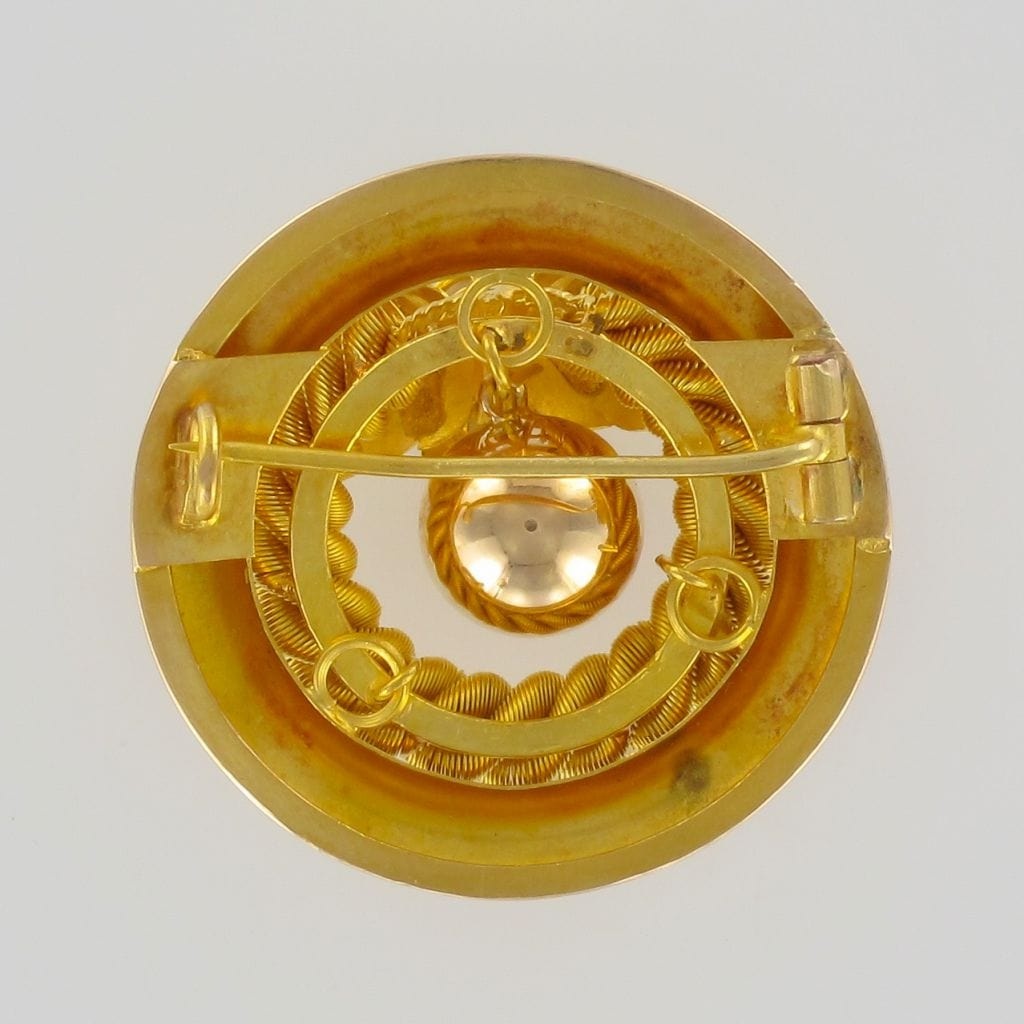 Old round gold brooch - . Görsel