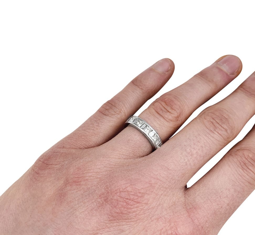 Half-turn diamond wedding ring in white gold. - . Görsel