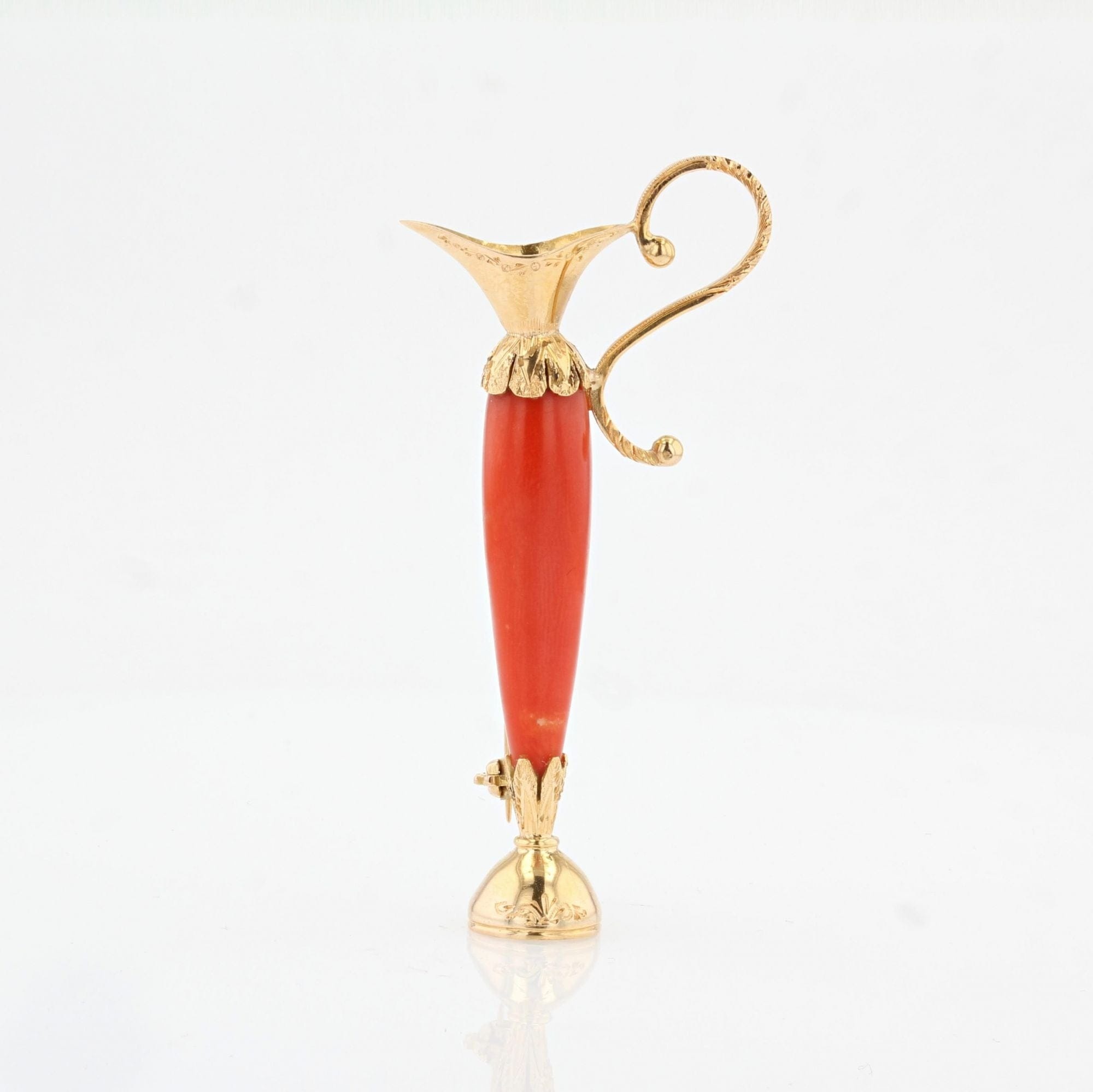 Old coral and gold brooch - . Görsel