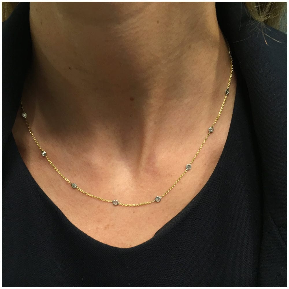 Necklace in two tones of gold set with 15 diamonds in a bezel setting. - . Görsel