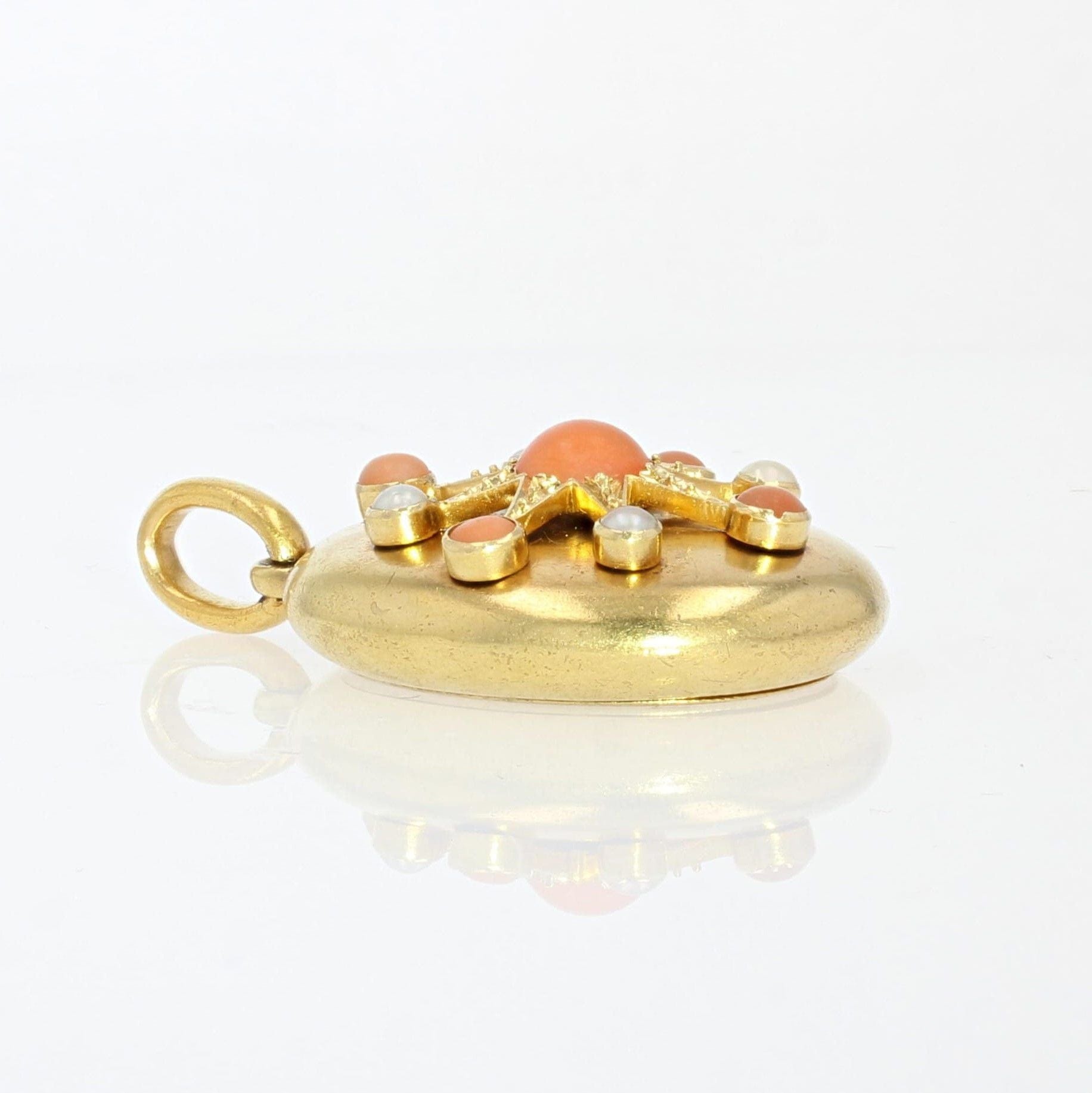 Gold opening medallion with fine pearls and coral - . Görsel