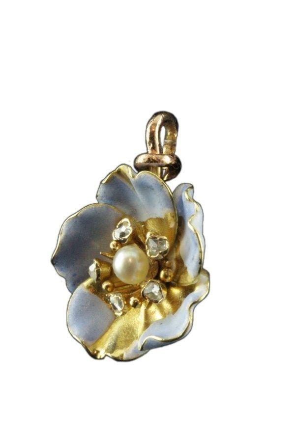 Enamel and diamond flower pendant - . Görsel