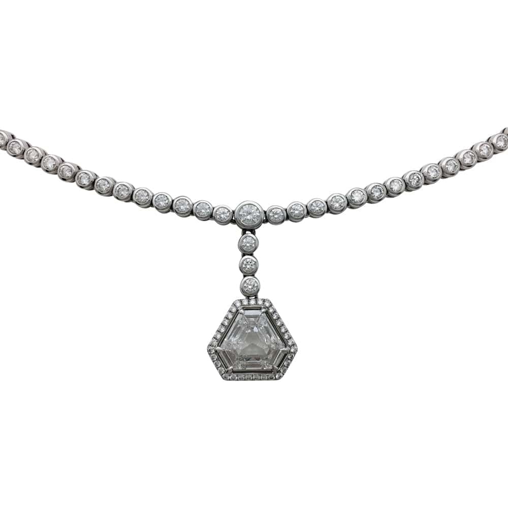 River necklace in white set with diamonds supporting a triangular diamond. - . Görsel