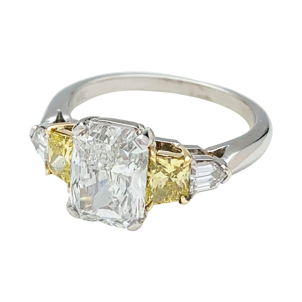 Ring platinum and yellow gold rectangular brilliant diamond, 2 carats.