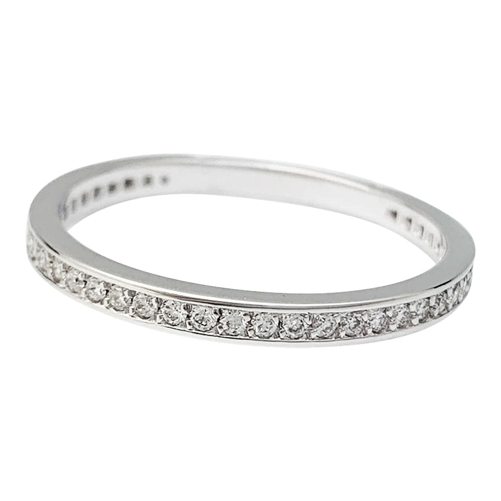 Wedding ring in white gold and diamonds.