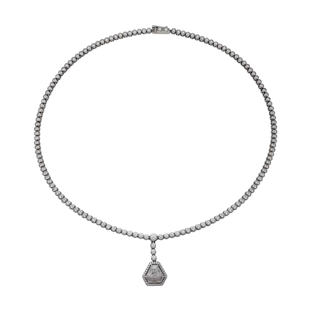 River necklace in white set with diamonds supporting a triangular diamond.