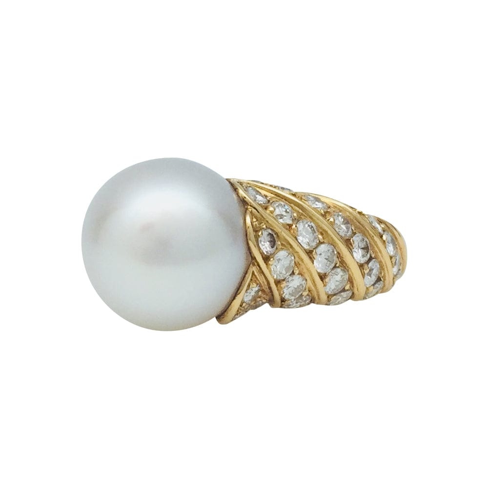 Tabbah yellow gold ring, white pearl and diamonds. - . Görsel
